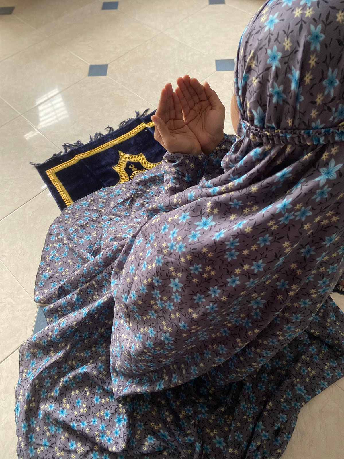 Namaz Chaddar - Grey Garden