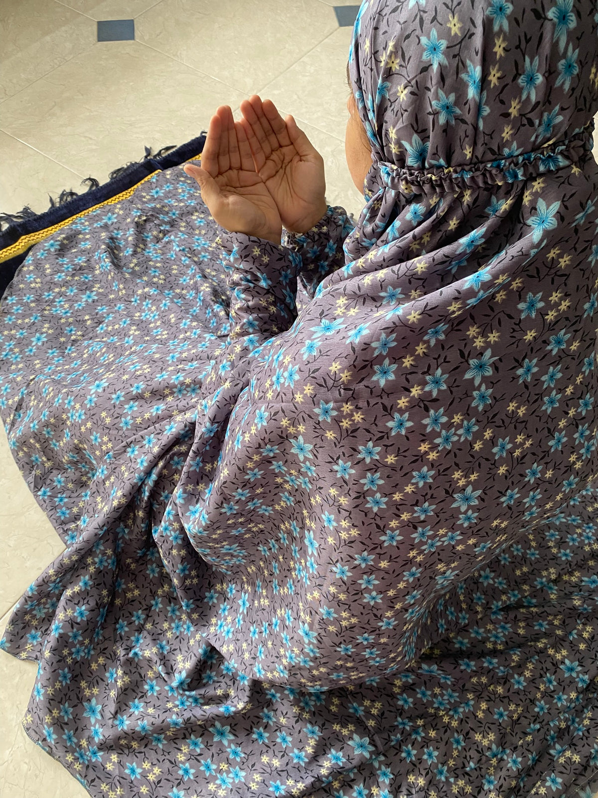 Namaz Chaddar - Grey Garden